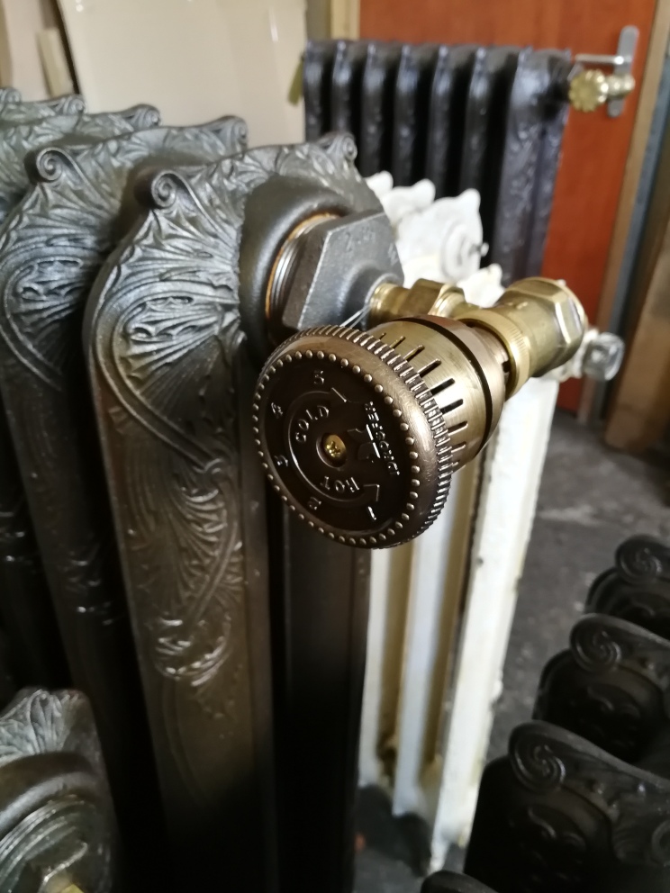 Ancienne vanne de radiateur Freddo - Caldo avec poignée en bois pour  radiateurs en fonte.